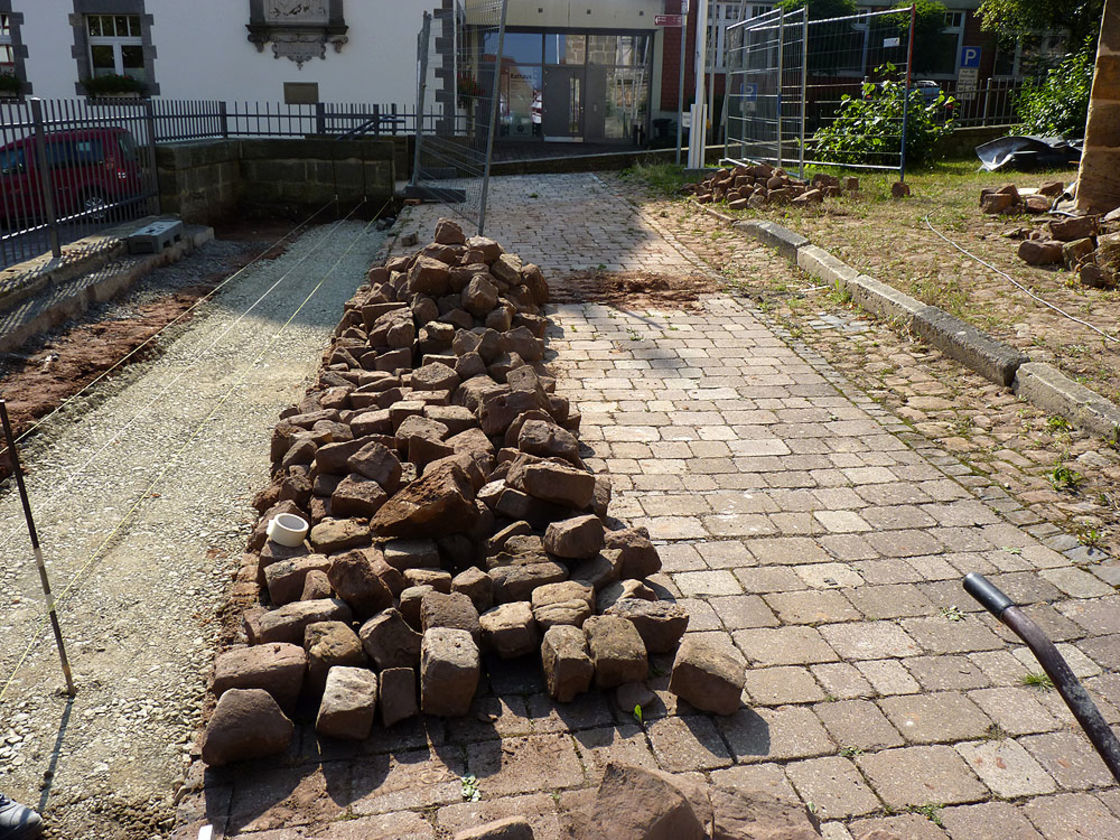 Pflaster- und Treppenarbeiten an St. Crescentius (Foto:Karl-Franz Thiede)